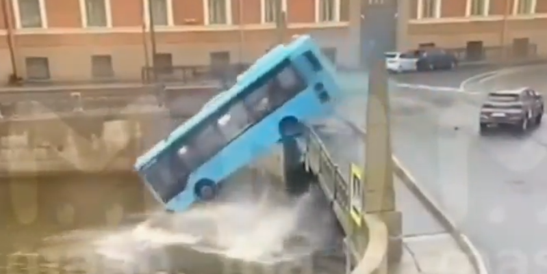 بس دریا میں جا گری ، 7 افراد ہلاک