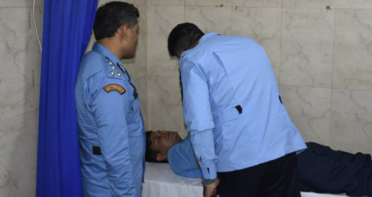مشتعل افراد کےحملے میں ایس پی سٹی خان زیب اور ایک کانسٹبیل زخمی
