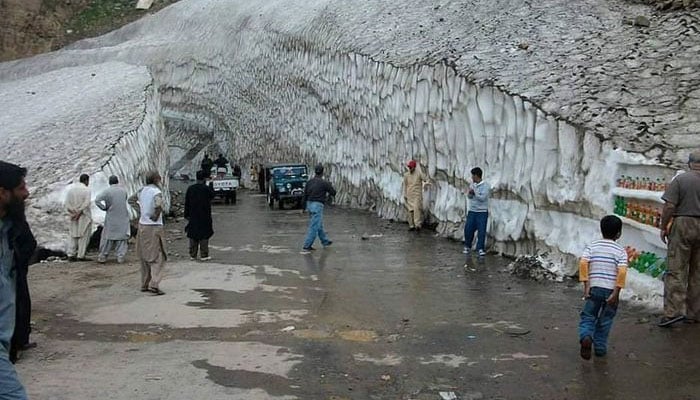 ناران میں گلیشیئر کا ٹکڑا گرنے سے برف میں دب کر 2 سیاح جاں بحق