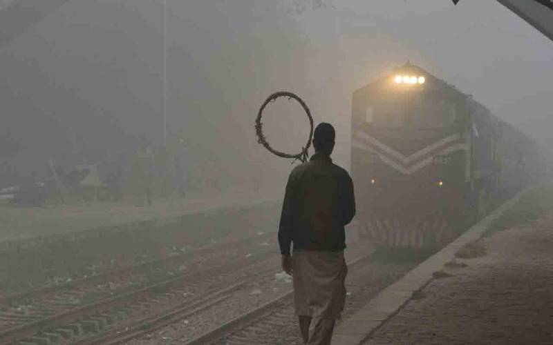 لاہور اور گردونواح میں شدید دھند کے باعث مسافر ٹرینوں کا شیڈول متاثر