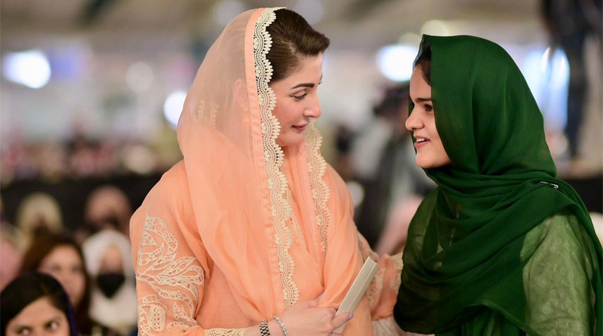 ہونہار سکالرشپس کے تحت طلباء میں لیپ ٹاپ اورچیک تقسیم