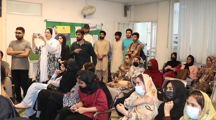 ایران میں پھنسے 216 طلبا سمیت 700 سے زائد پاکستانیوں کی وطن واپسی