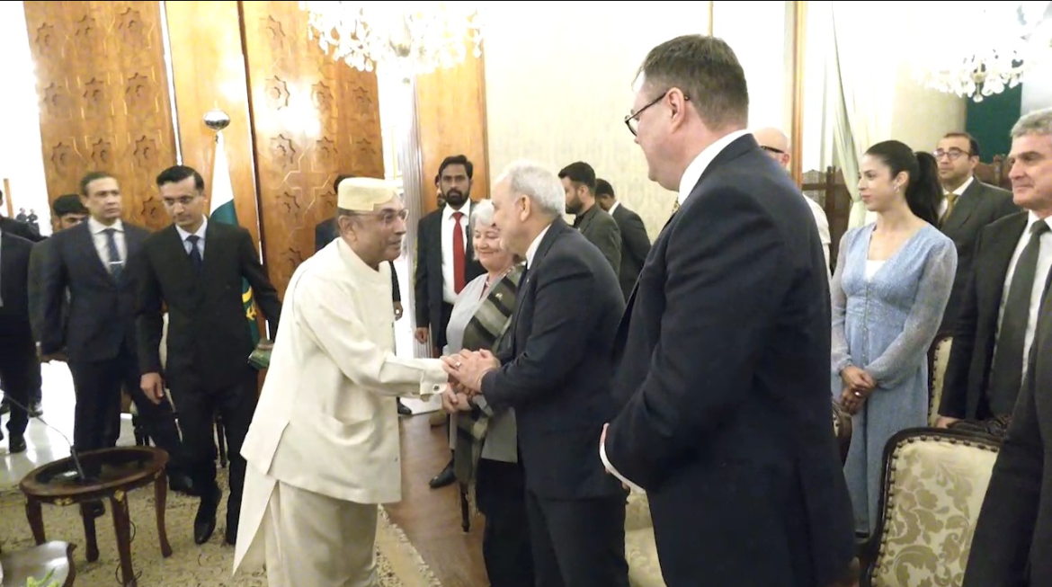 پاکستان میں مختلف ملکوں کے سفیروں کی اسلام آباد میں صد رمملکت سے ملاقات