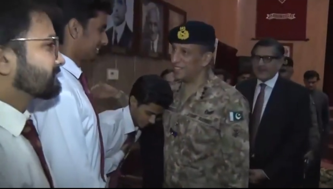 ڈی جی آئی ایس پی آر کا جی سی یونیورسٹی لاہور کا دورہ