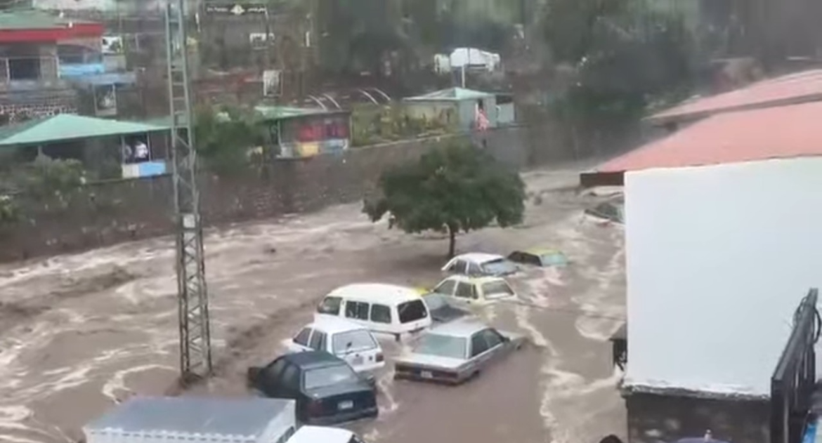 اسلام آباد میں شدید بارش ،گاڑیاں برساتی نالے میں بہہ گئیں