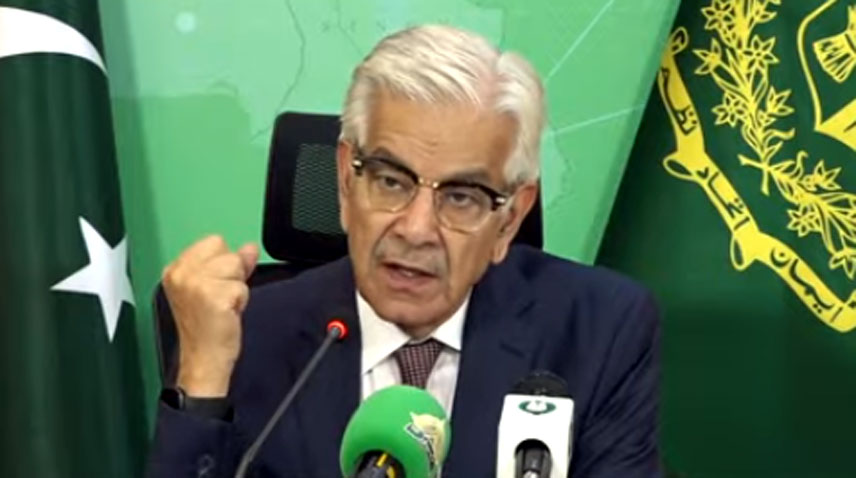 پی ٹی آئی کے وزیر ہوا بازی کے بیان نے پی آئی اے کو زمین بوس کیا: خواجہ آصف