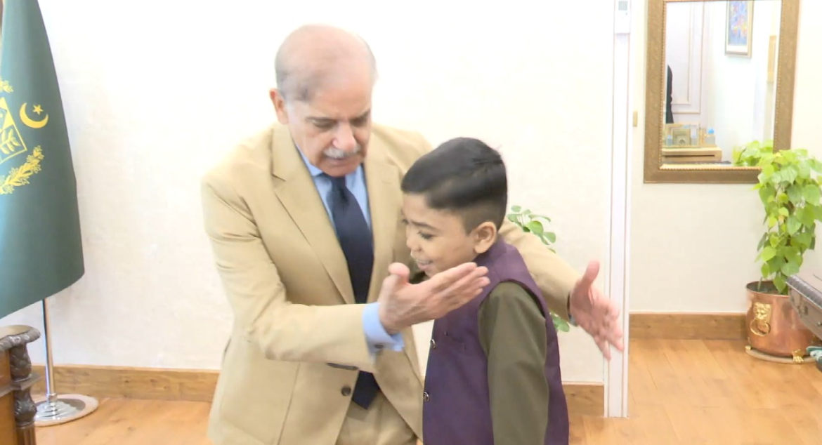 وزیراعظم شہباز شریف سے نوجوان ڈیجیٹل مواد تخلیق کار طلحہ احمد کی ملاقات