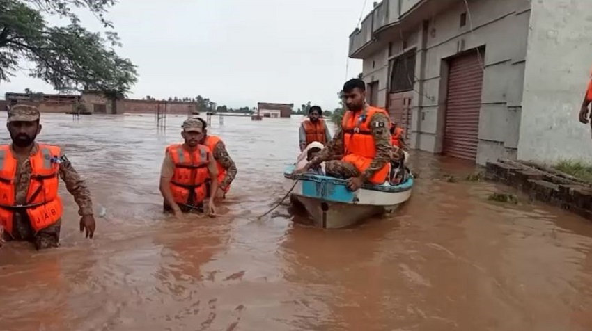 سیالکوٹ اور وزیر آباد میں سیلابی صورتحال کے پیش نظر پاک فوج کا ریسکیو اینڈ ریلیف آپریشن جاری