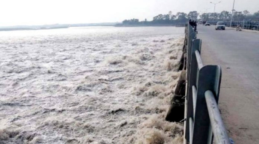 دریائے چناب سے 900,000 کیوسک کا بہاؤ گزرنے سے جھنگ میں سیلابی صورتحال تشویشناک