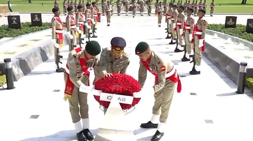 یادگار شہداء جی ایچ کیو میں پھولوں کی چادر چڑھانے کی تقریب