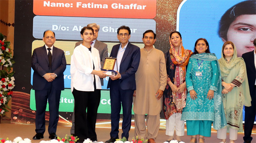 طلباء عالمی معیار کے مطابق تعلیم کے حصول کیلئے محنت، لگن اور وژن کیساتھ آگے بڑھیں، وزیر تعلیم