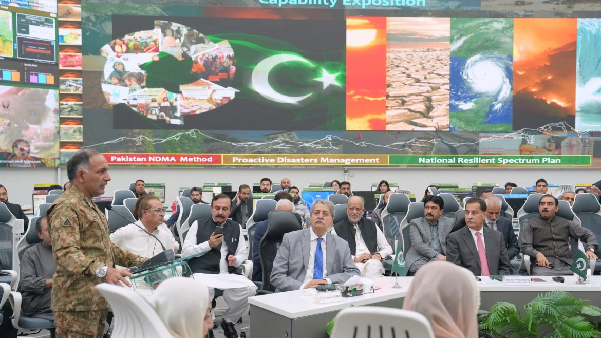 اراکین پارلیمنٹ کا نیشنل ایمرجنسی آپریشن سینٹر کا دورہ