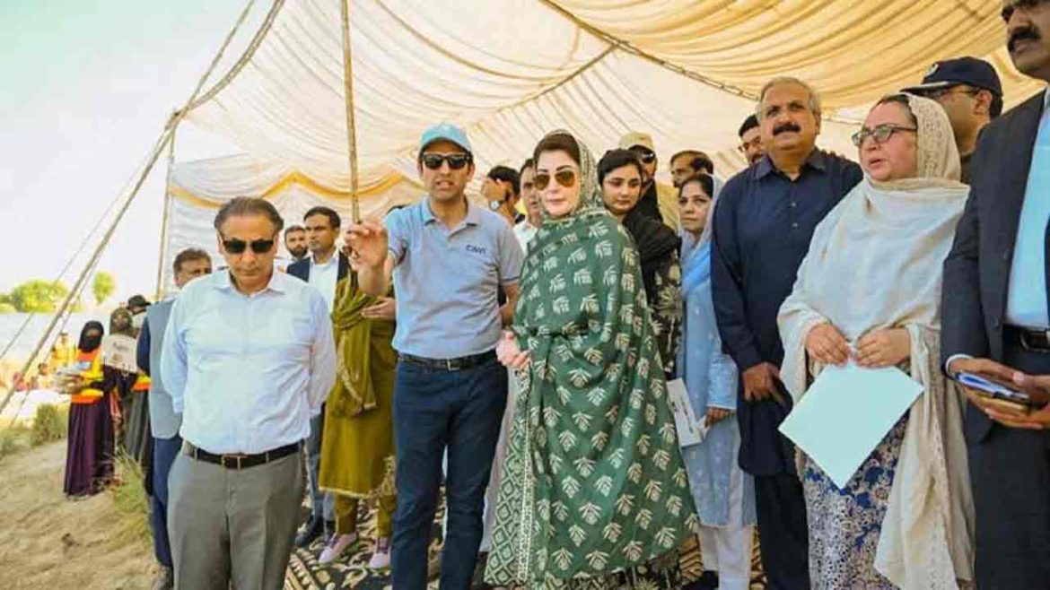 وزیراعلیٰ پنجاب کا رحیم یار خان کے سیلاب سے متاثرہ علاقوں کا دورہ، ریسکیو اہلکاروں کو شاباش