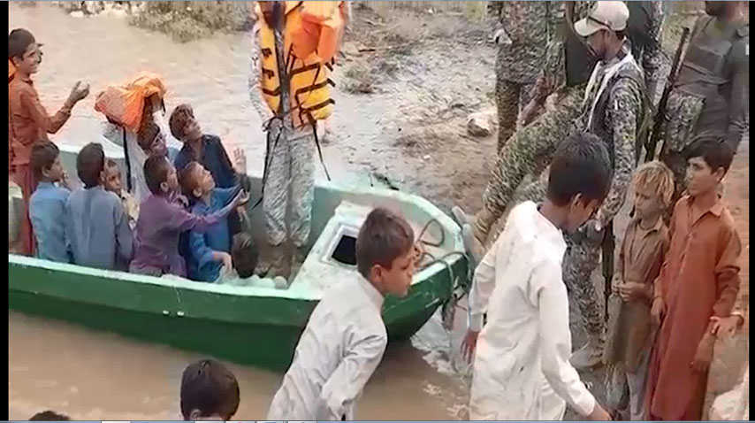 پاک بحریہ کی پنجاب اور سندھ میں سیلاب سے متاثرہ علاقوں میں امدادی سرگرمیاں جاری