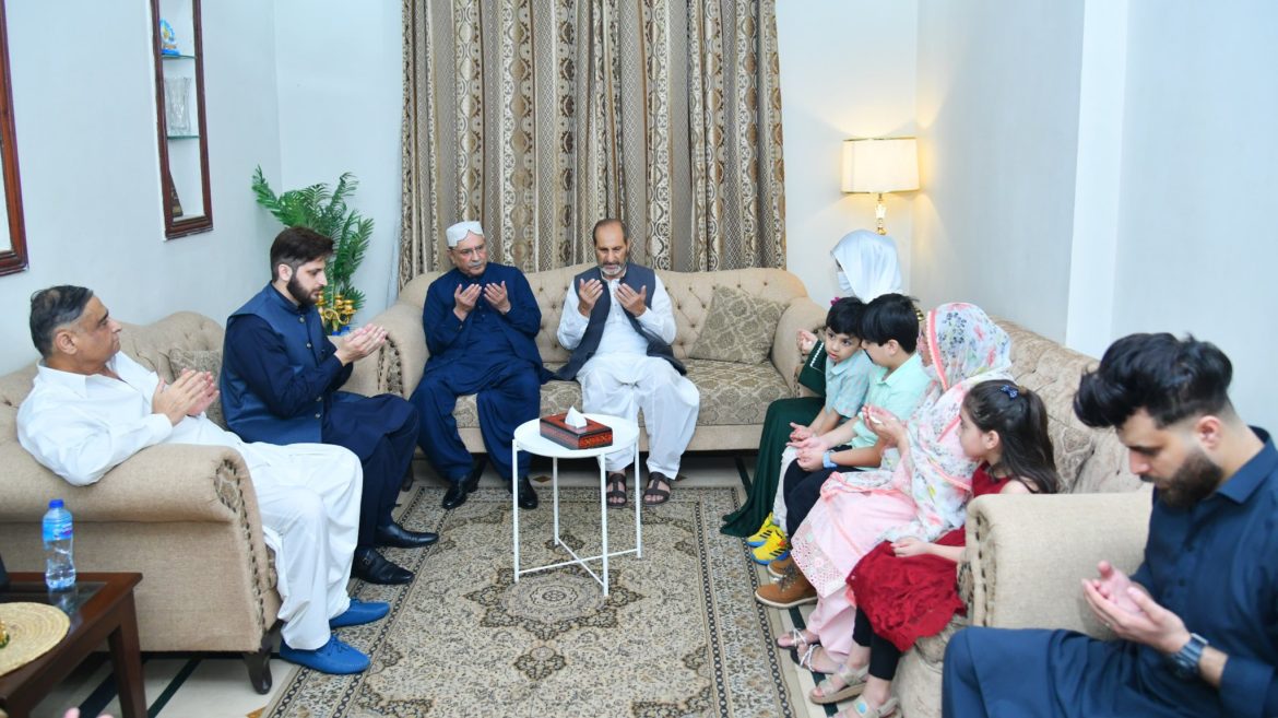 صدرِ مملکت کی میجر عدنان اسلم اور میجر سید معیز عباس شاہ شہید کے گھر آمد، اہل خانہ سے اظہارِ تعزیت، قربانیوں کو خراجِ عقیدت