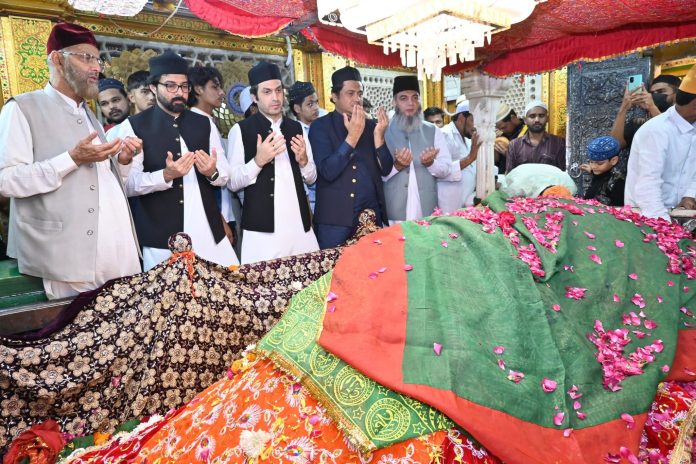 پاکستانی ہائی کمیشن کی حضرت نظام الدین اولیاءؒ کے مزار پر حاضری پھولوں کی چادر چڑھائی