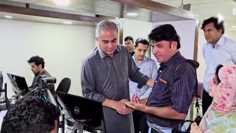 وزیر داخلہ کا لاہور میں ایگزیکٹو پاسپورٹ آفس کا دورہ 