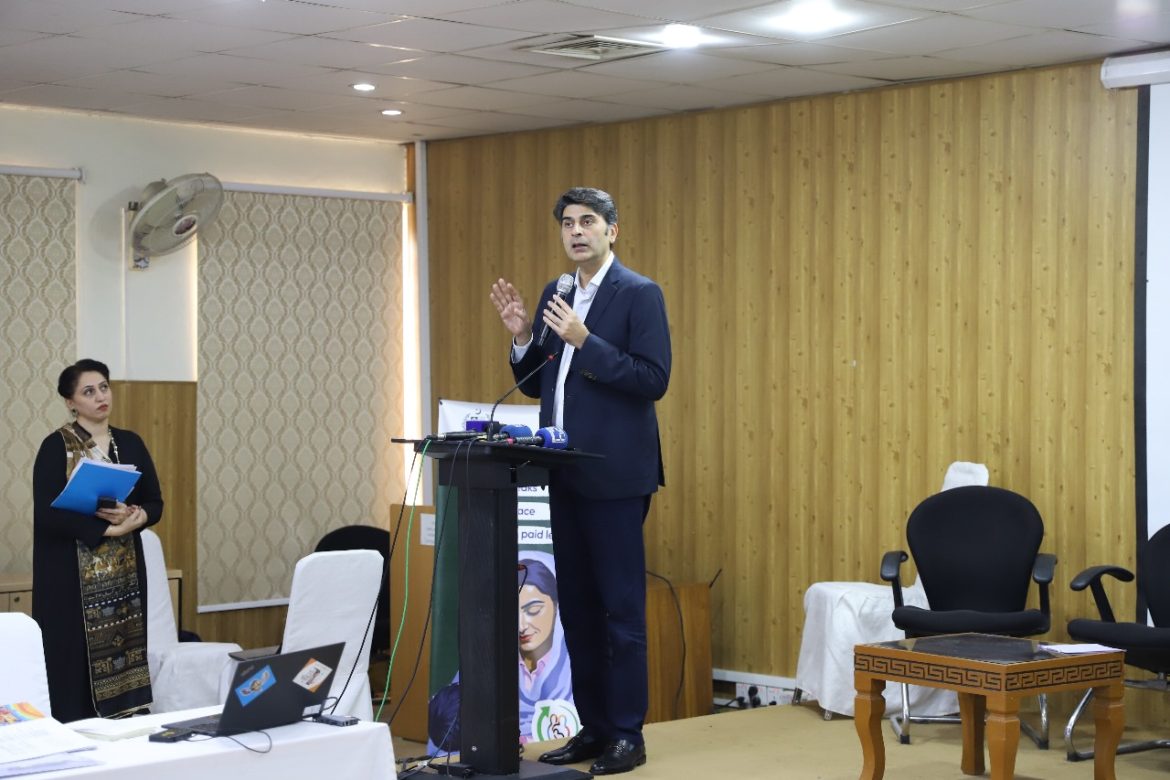 پاکستان میں چھ ماہ سے کم عمر کے صرف سینتالیس فیصد بچے ماں کا دودھ پیتے ہیں، وزیرِ مملکت صحت