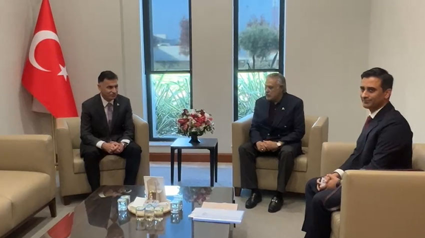 نائب وزیراعظم اور وزیرِ خارجہ اسحاق ڈار استنبول پہنچ گئے