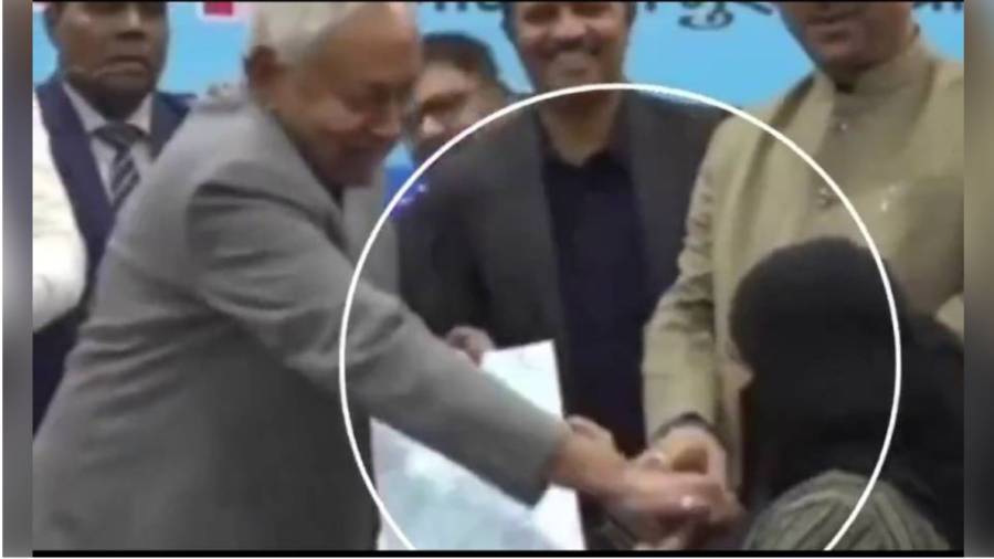 نقاب کھینجنے والے وزیر اعلیٰ نتیش کمار اور یو پی کے وزیر کیخلاف پولیس میں شکایت درج