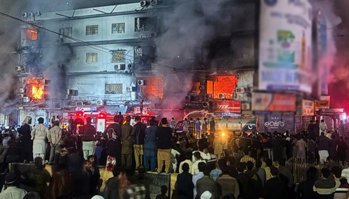کراچی، گل پلازہ کی آگ پر تاحال قابو نہ پایا جاسکا، 6 افراد جاں بحق