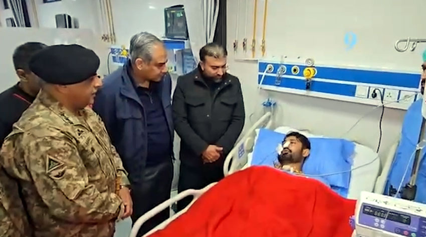 وزیرِ داخلہ اور وزیراعلیٰ بلوچستان کا سی ایم ایچ کوئٹہ کا دورہ، زخمی پولیس اہلکاروں کی عیادت