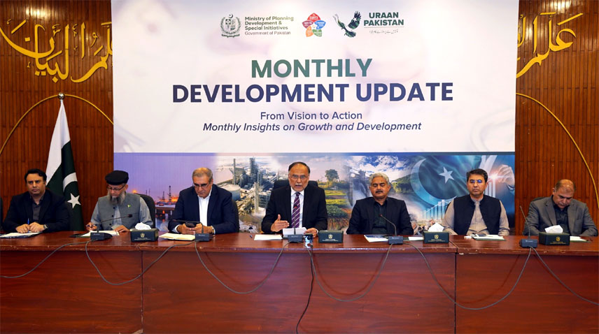 ملکی معیشت استحکام کی جانب گامزن ہے : احسن اقبال