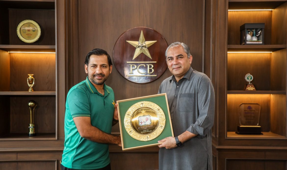 سرفراز احمد سے چیئرمین پی سی بی محسن نقوی کی ملاقات، ریٹائرمنٹ پر اعزازی شیلڈ پیش